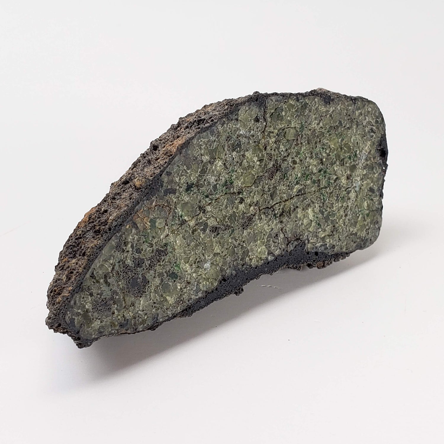 Bombe volcanique à l'olivine | Cristal recouvert de lave | 150 grammes | Mortlake, Victoria, Australie
