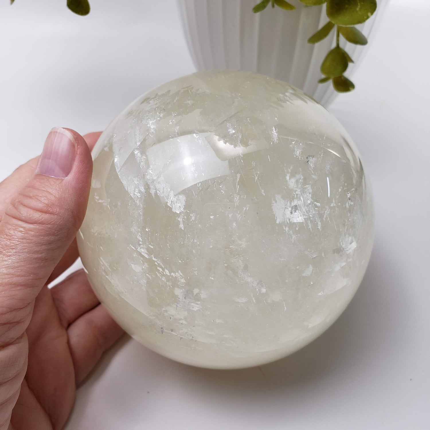 Sphère de calcite | Boule de cristal blanc crémeux | 110 mm, 4,25 pouces | Énorme 1,9 kg | Chine