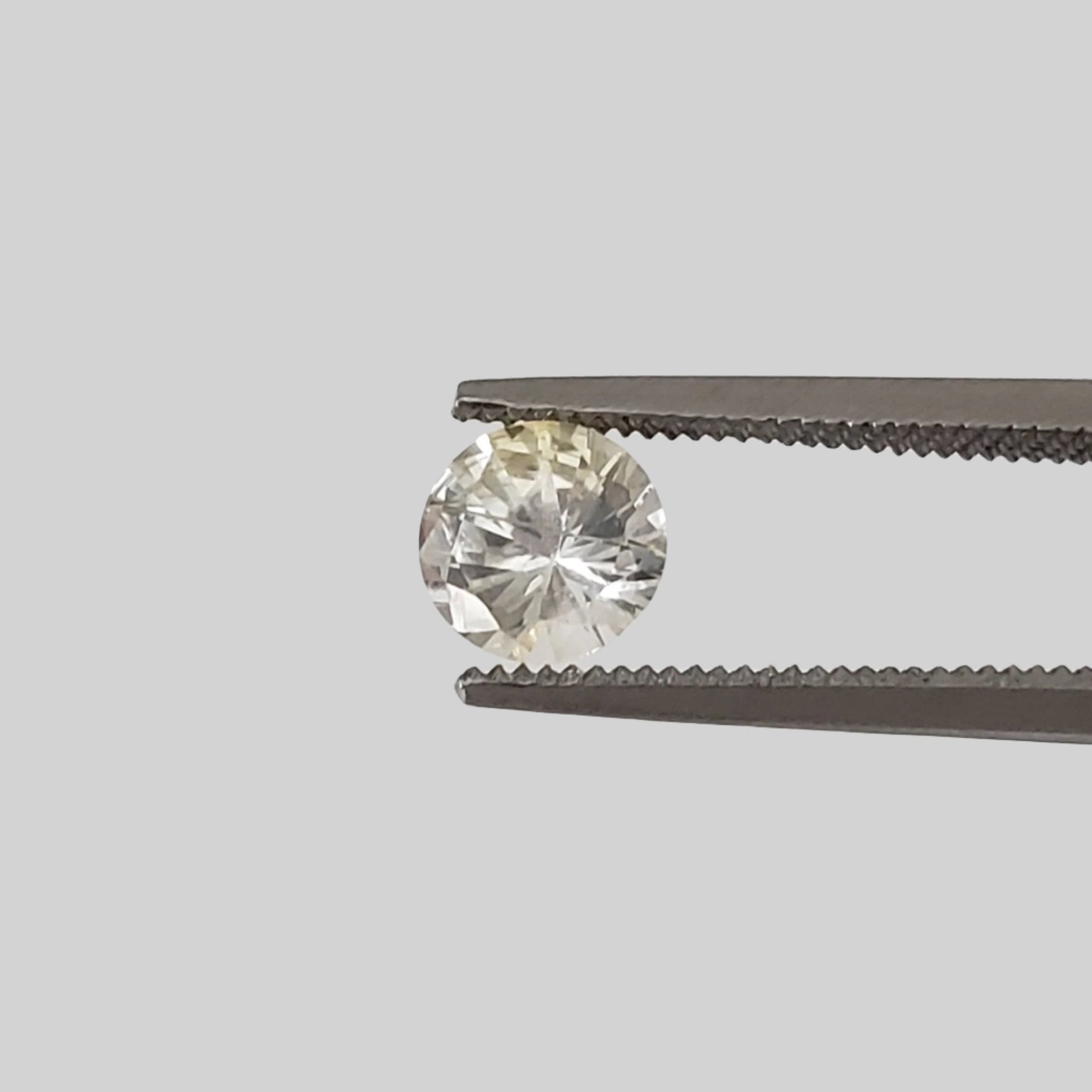  Sapphire | Round Cut | Pale Yellow | 5.2mm 0.7ct 