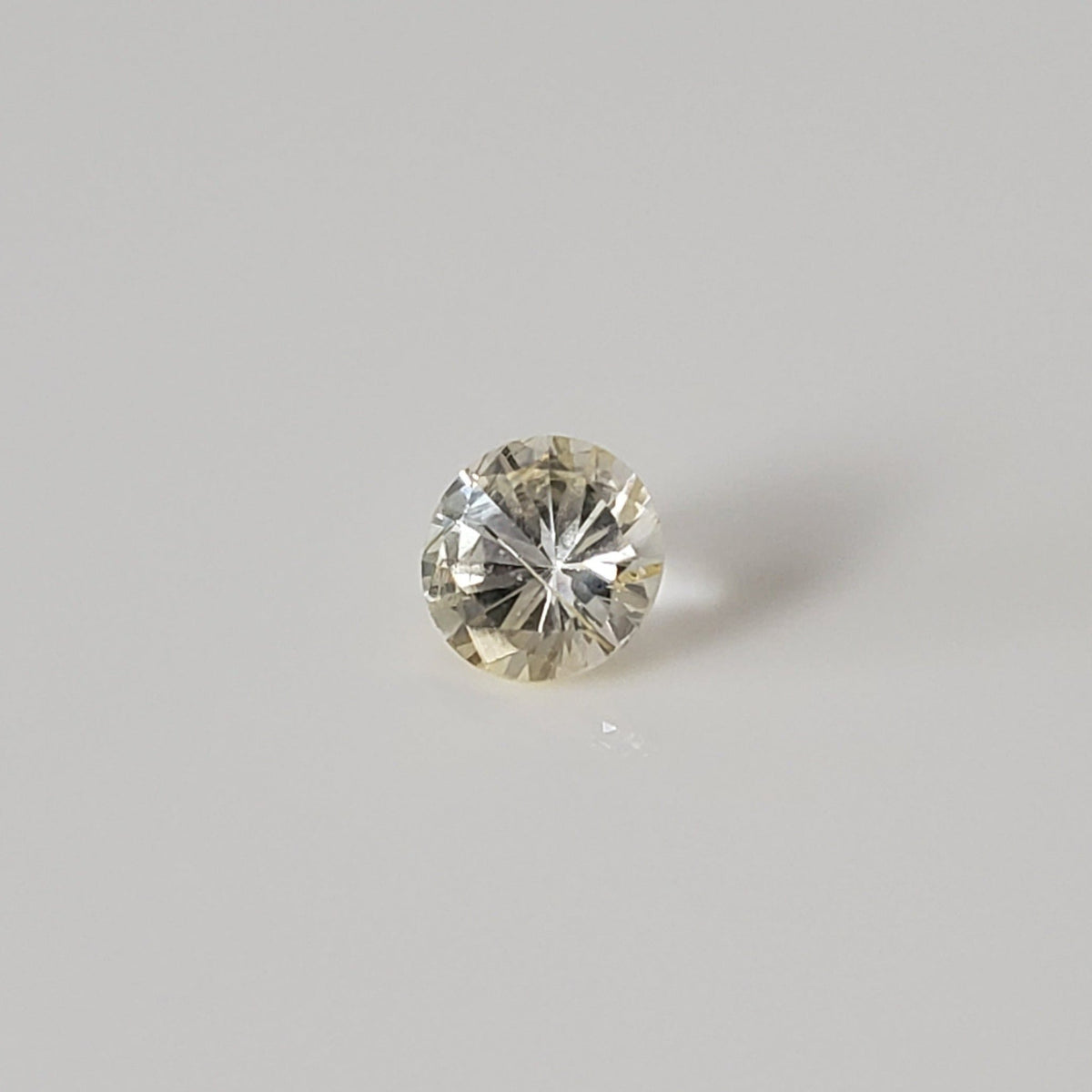  Sapphire | Round Cut | Pale Yellow | 5.2mm 0.7ct 2