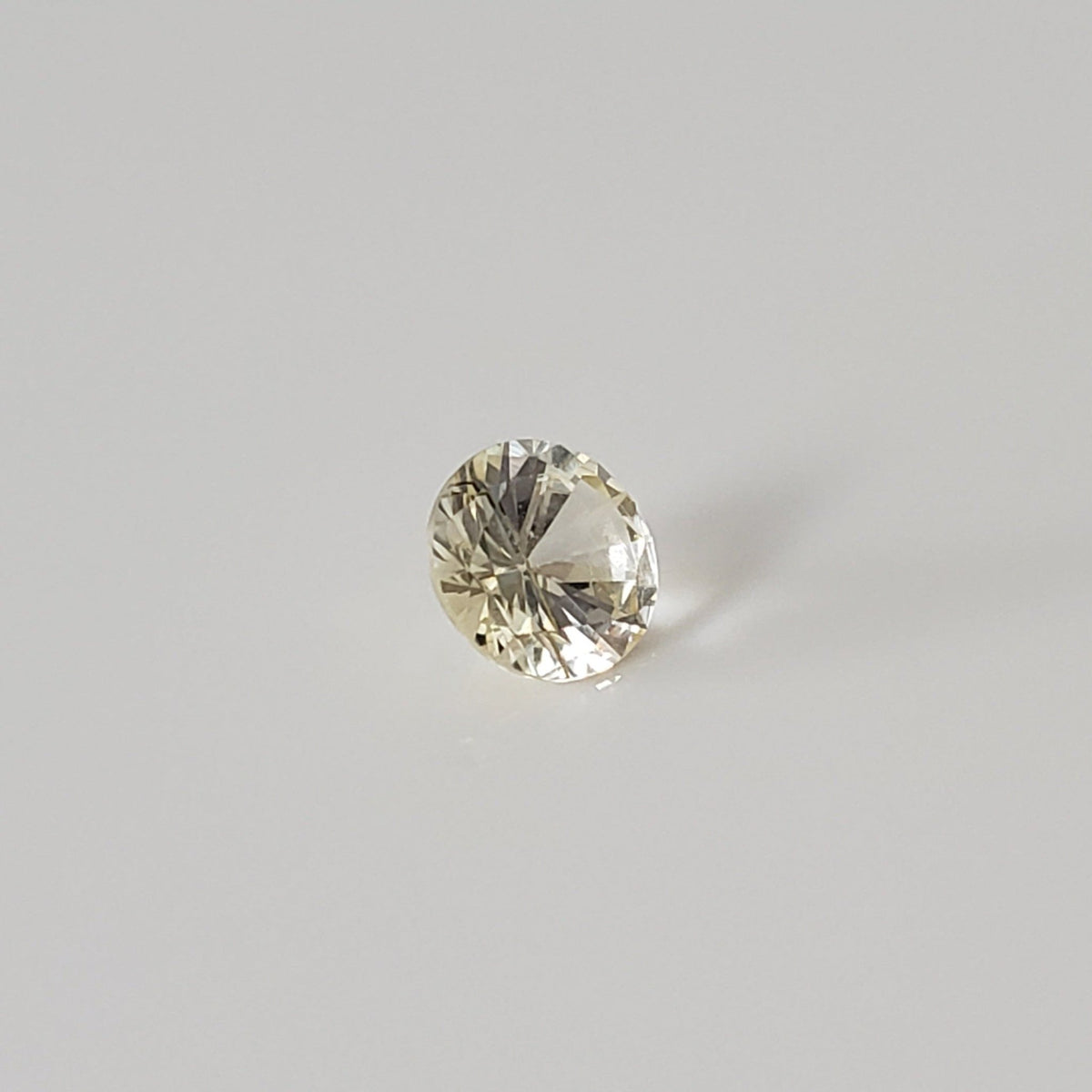  Sapphire | Round Cut | Pale Yellow | 5.2mm 0.7ct 3