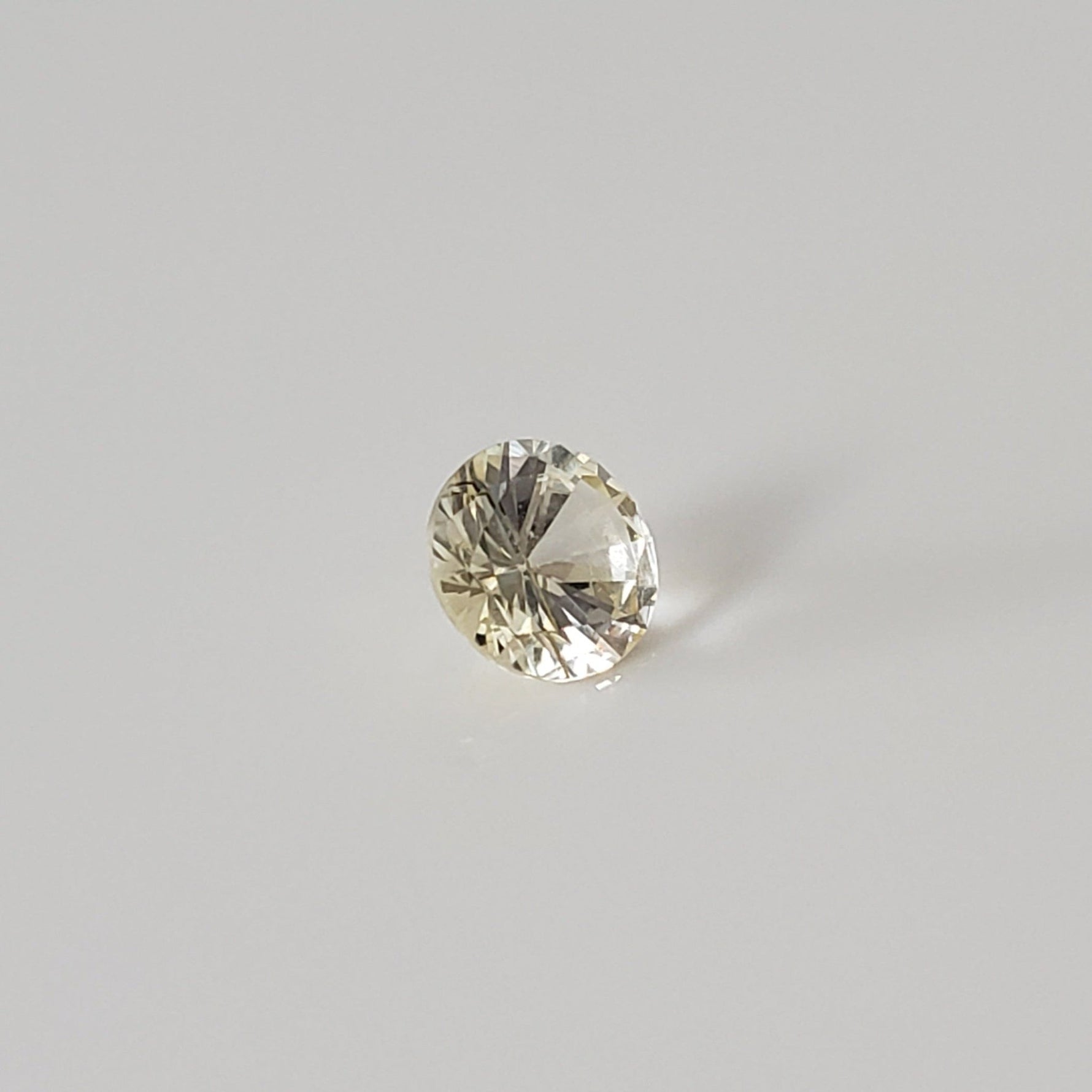  Sapphire | Round Cut | Pale Yellow | 5.2mm 0.7ct 3