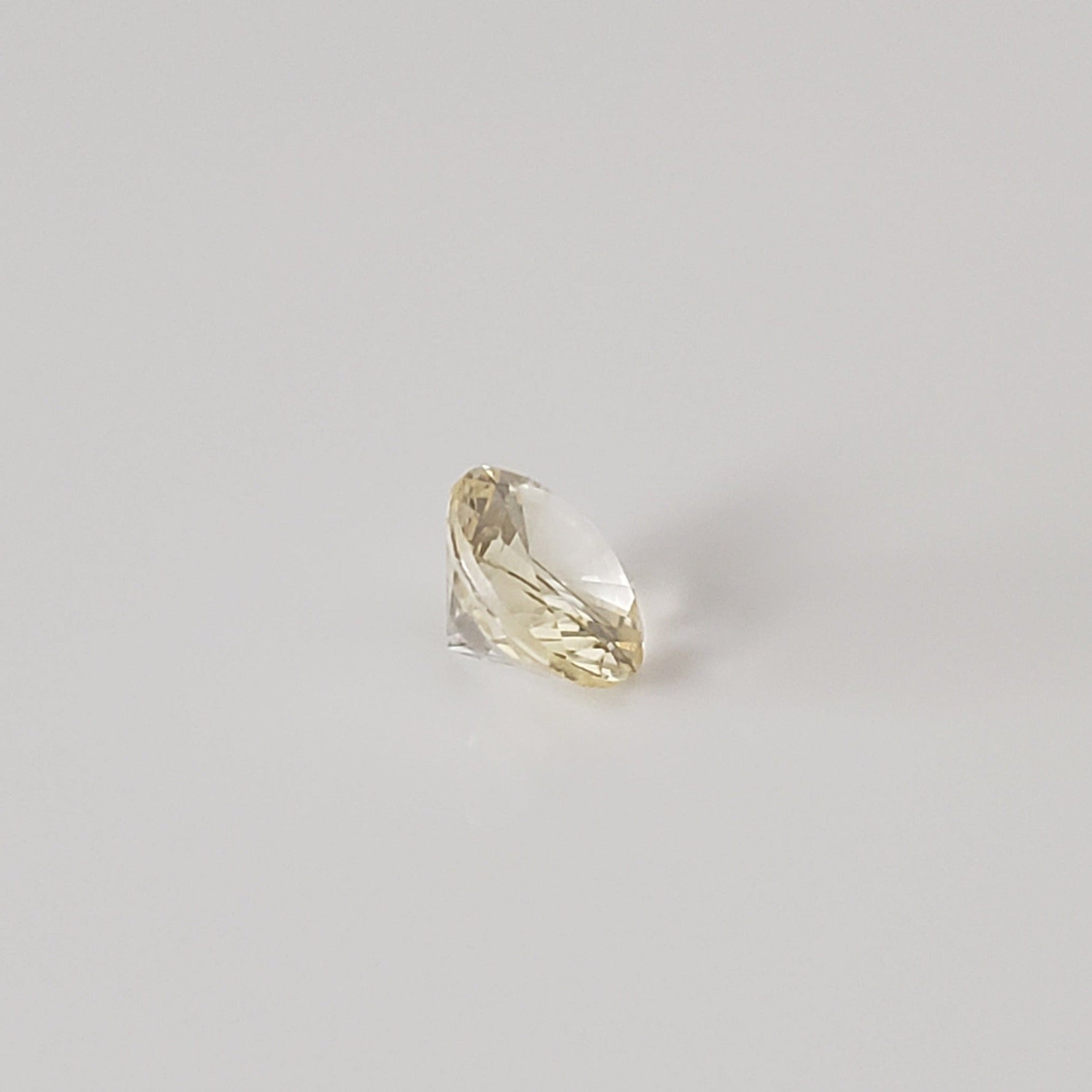  Sapphire | Round Cut | Pale Yellow | 5.2mm 0.7ct 4