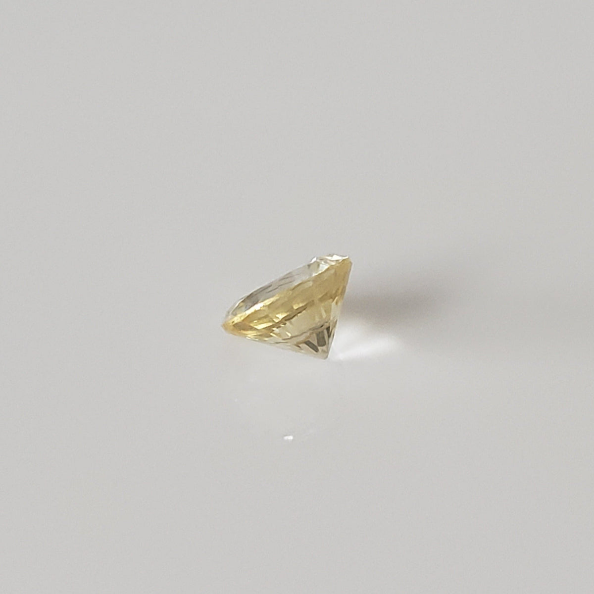  Sapphire | Round Cut | Pale Yellow | 5.2mm 0.7ct 5