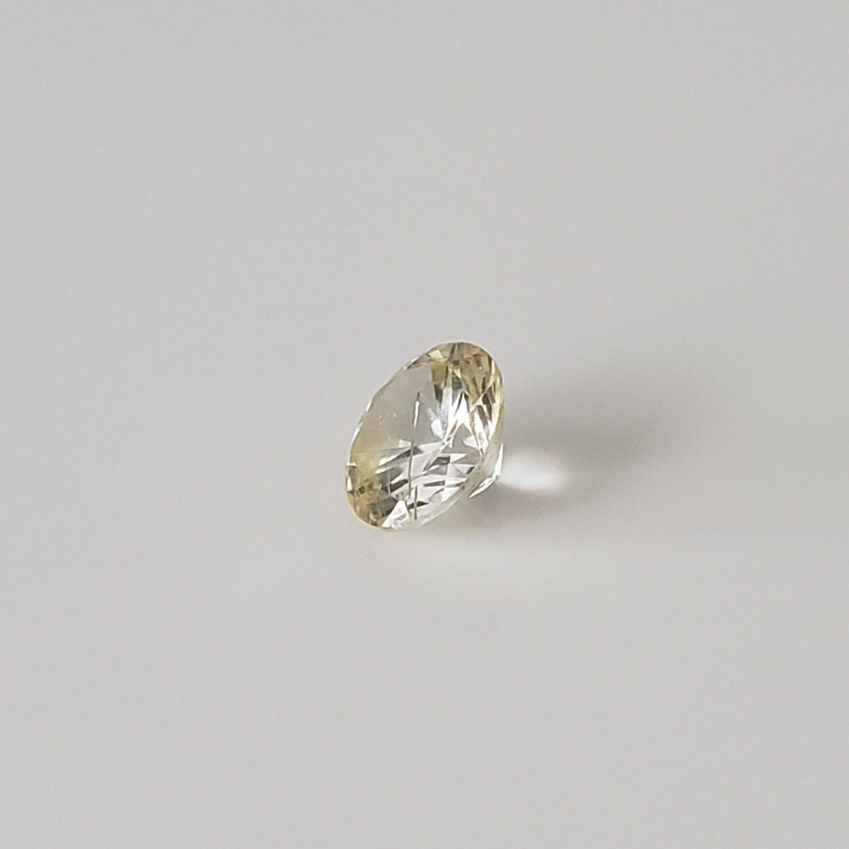  Sapphire | Round Cut | Pale Yellow | 5.2mm 0.7ct 6