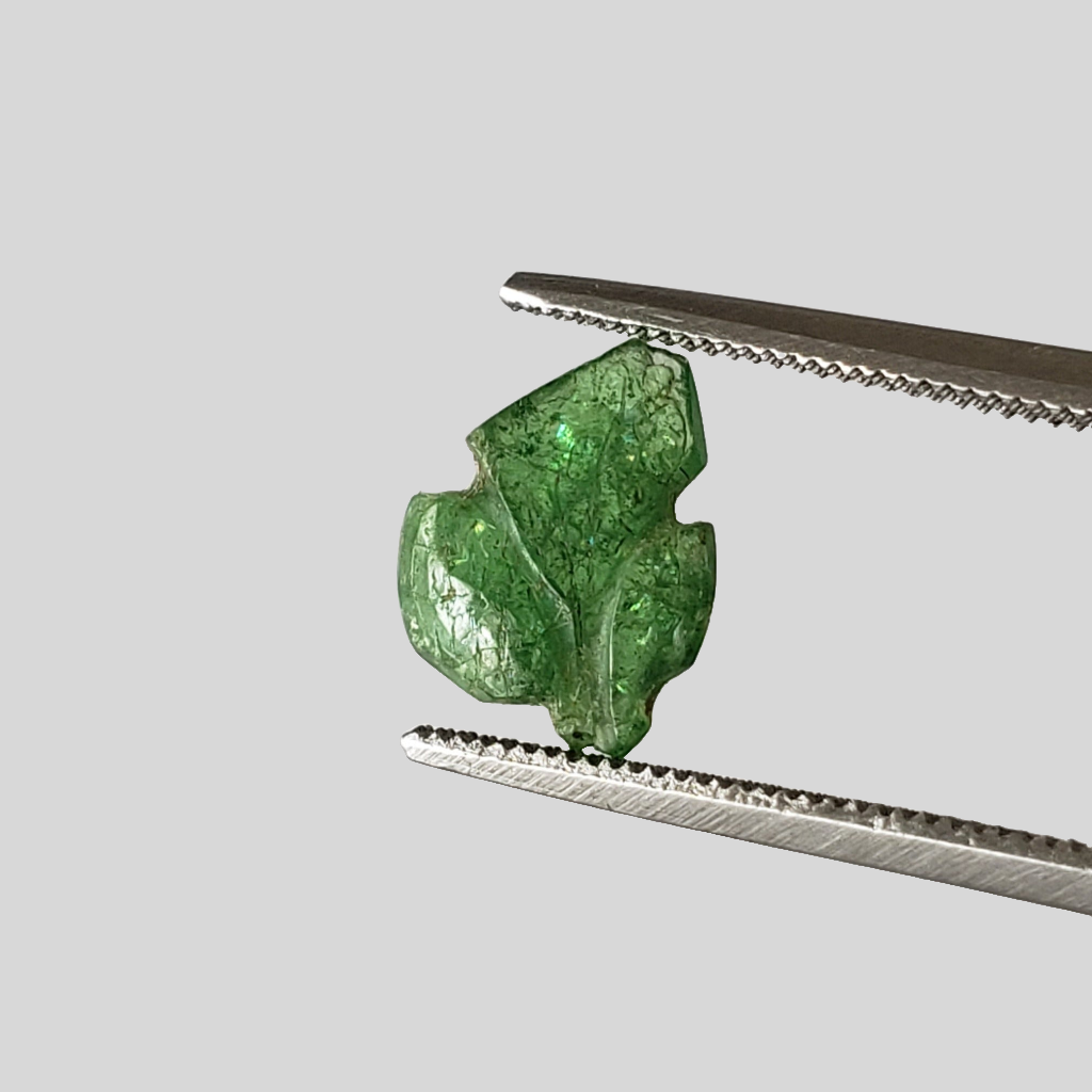 Sculpture de feuilles de pierres précieuses tsavorite | 9,5x7,5 mm 1,4 ct