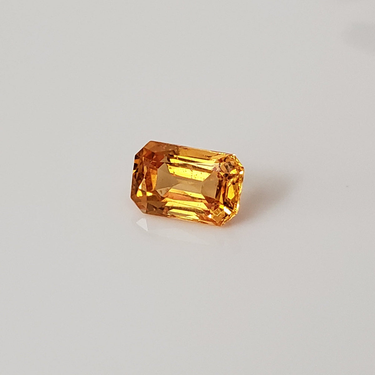 D - Sapphire | Octagon Cut | Golden | 6.5x4mm