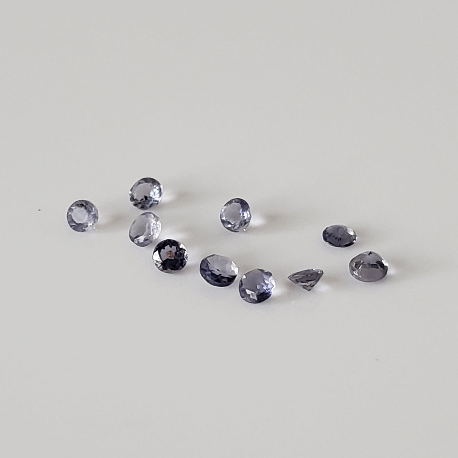 Iolite | Lot de 10 pierres précieuses. | Coupe ronde | Bleu violet | 1,3-1,5 mm 0,13tcw