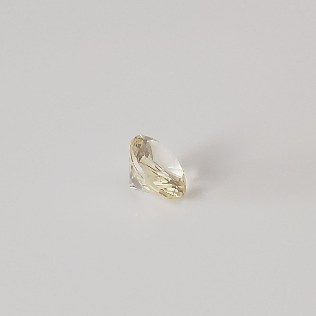 Sapphire | Round Cut | Pale Yellow | 5.2mm 0.7ct