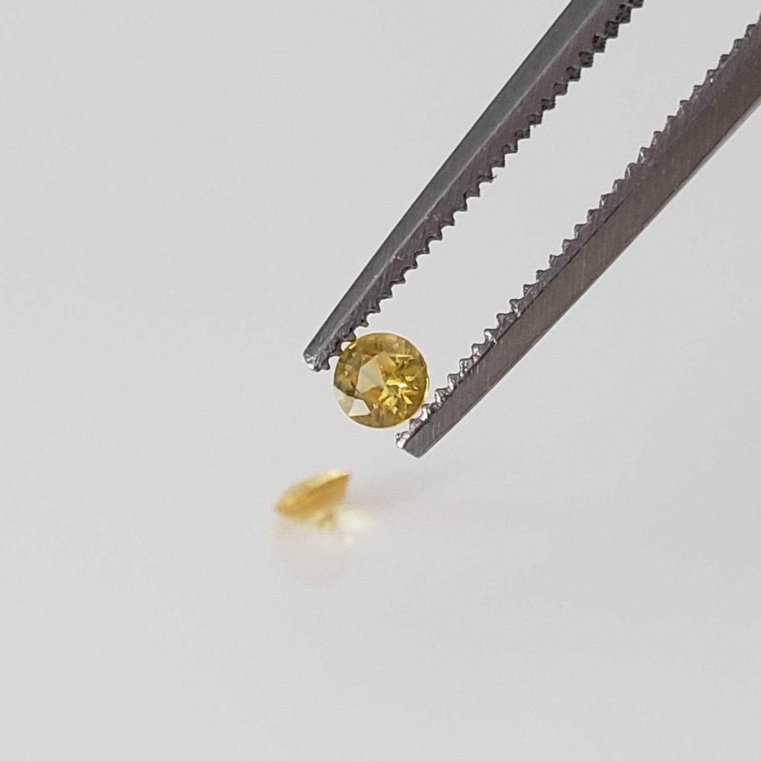 Saphir | Taille diamant rond | Jaune canari | 2,5 mm