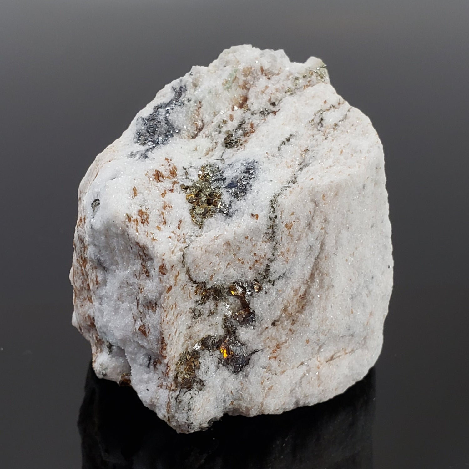 Pyrite, Dravite et Oellachérite sur marbre dolomite | 85 grammes | Carrière Lengenback | Vallée de Binn, Suisse