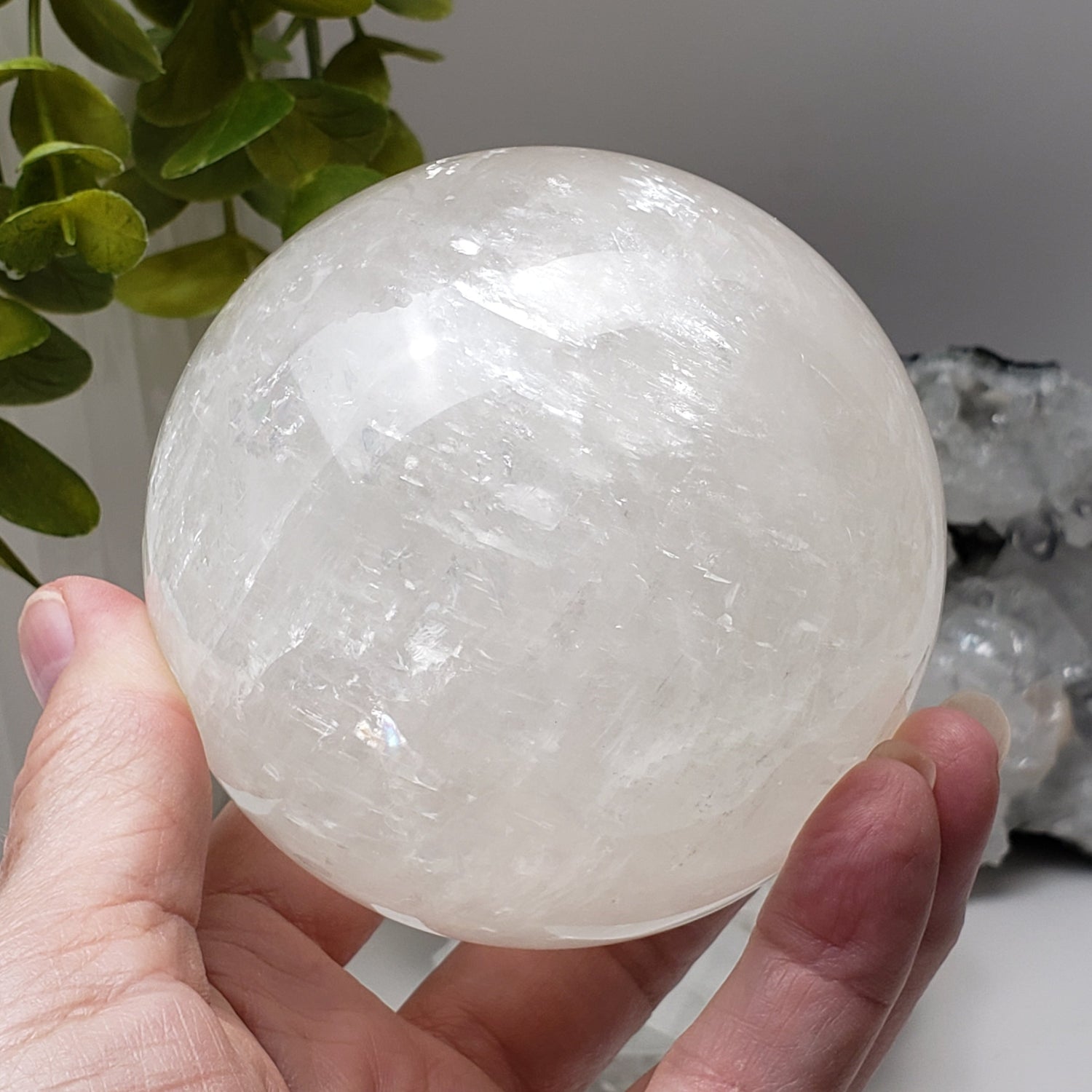 Sphère de calcite | Boule de cristal Blanche Neige | 89 mm, 3,5 pouces | 992 grammes | Chine