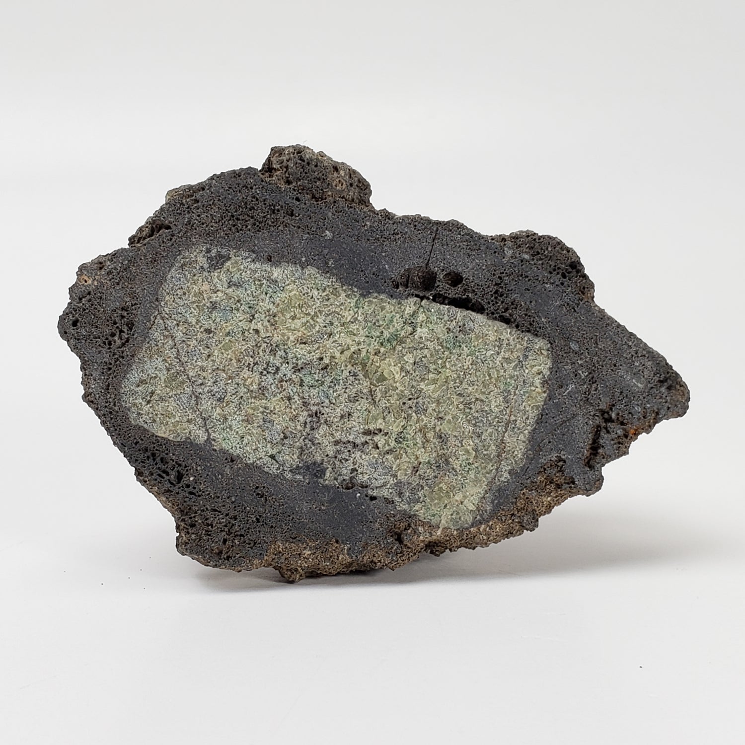 Bombe volcanique à l'olivine | Cristal recouvert de lave | 70 grammes | Mortlake, Victoria, Australie