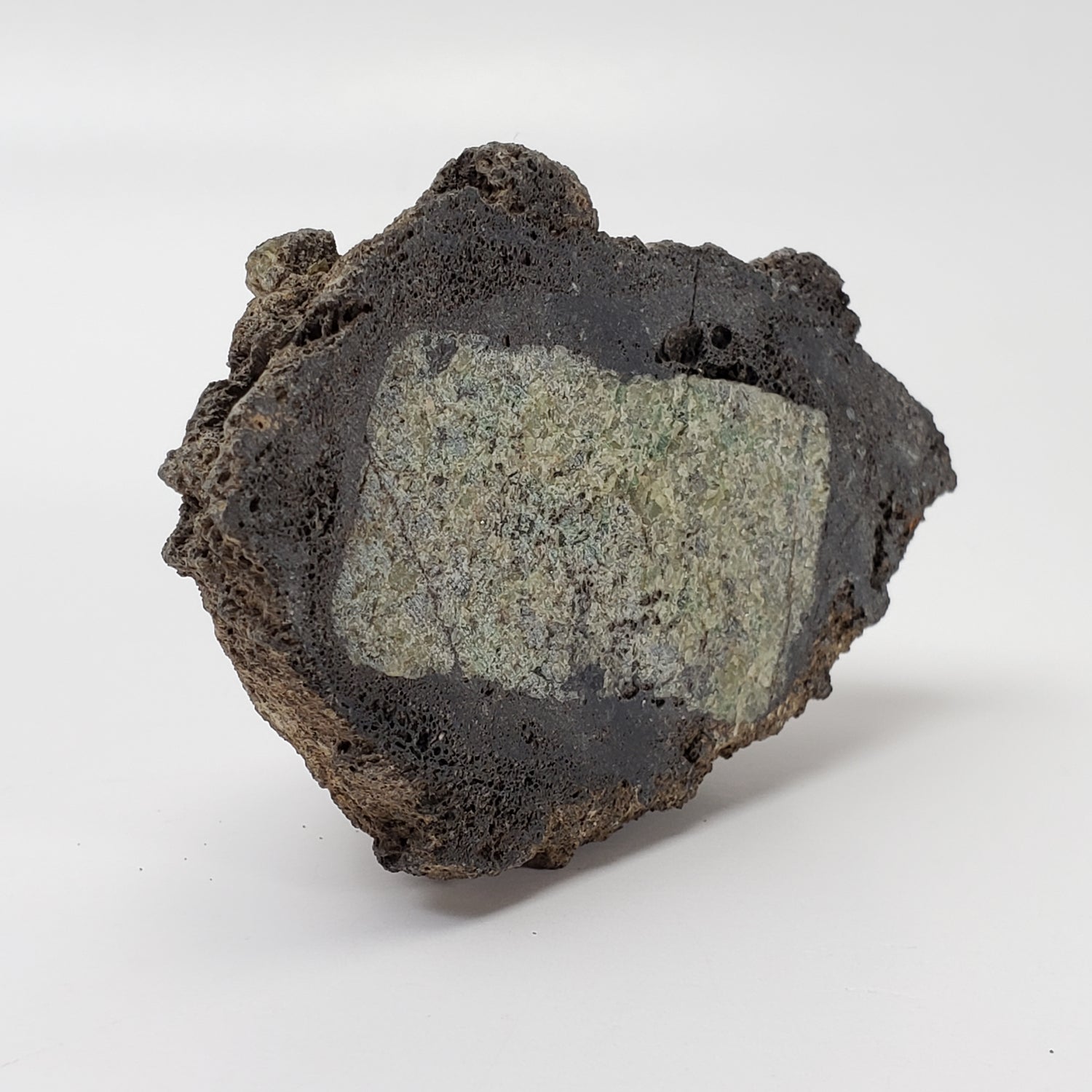 Bombe volcanique à l'olivine | Cristal recouvert de lave | 70 grammes | Mortlake, Victoria, Australie