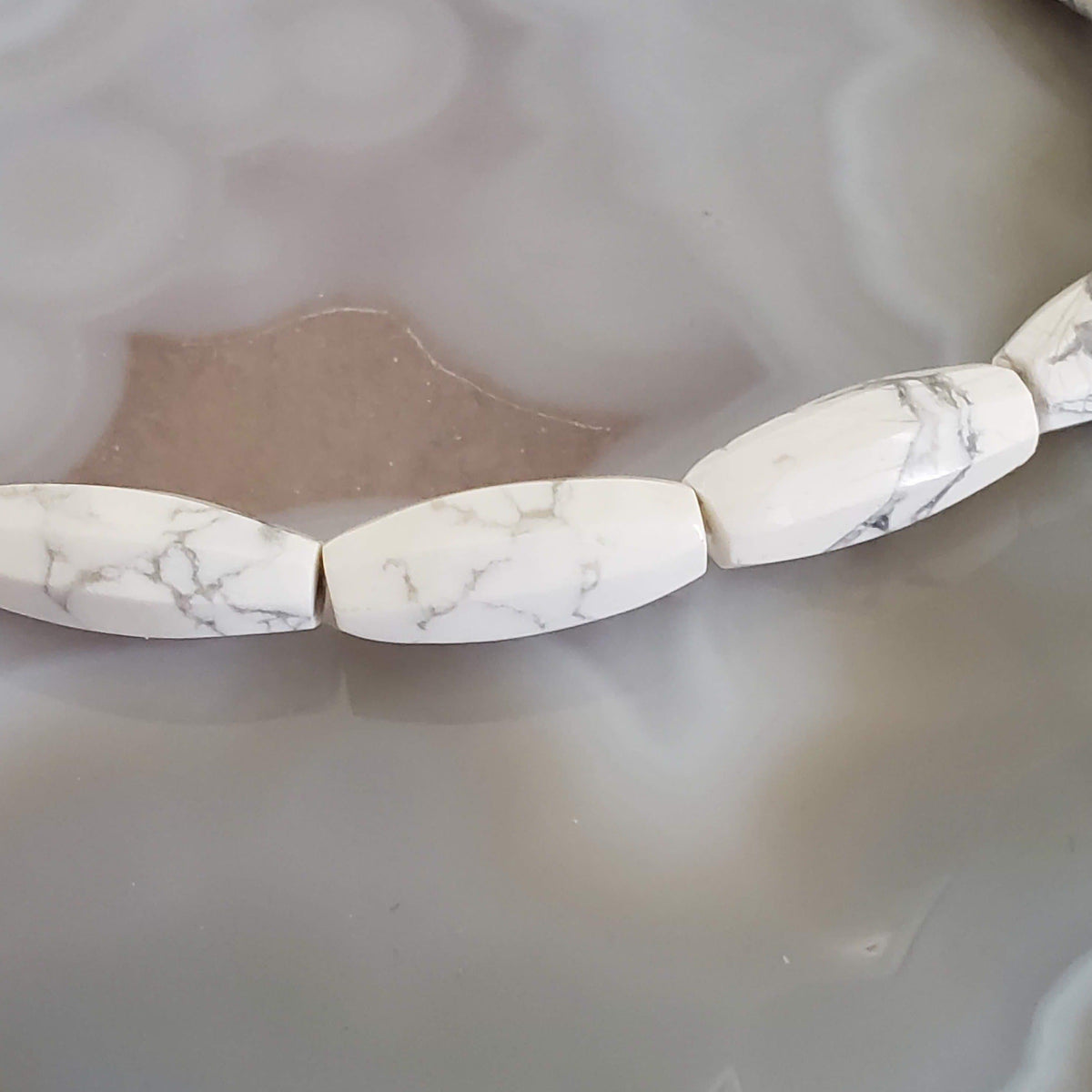  Howlite Gemstone Beads | 38 cm, 15 inch Strand | Barrel Cut | White 1