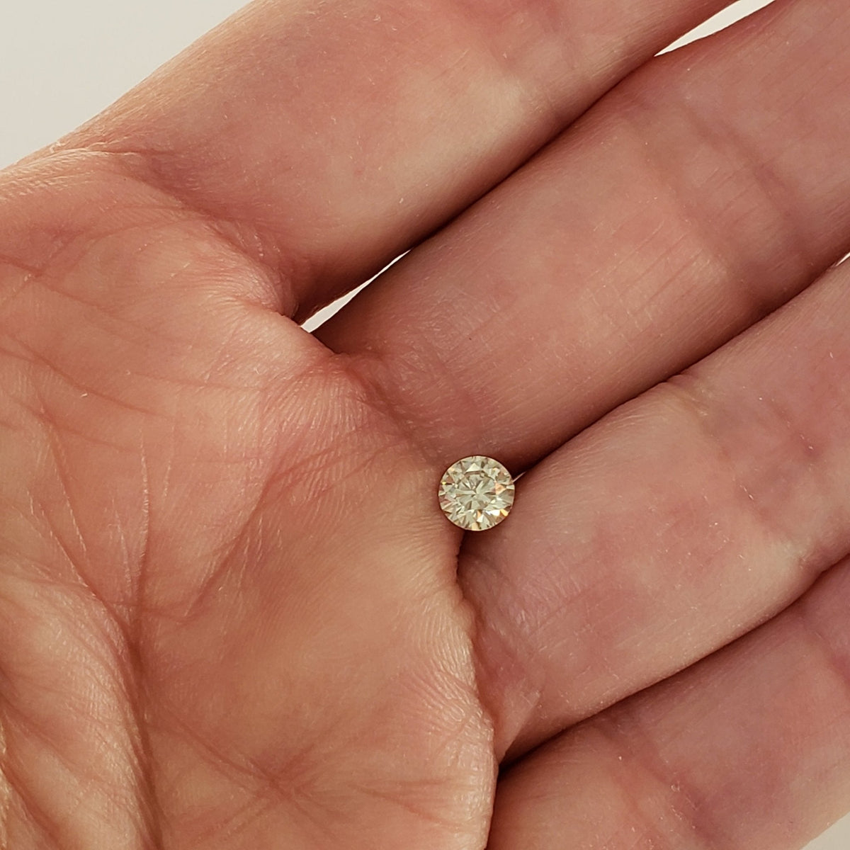  Moissanite | Round Diamond Cut | White | 5.5mm | SO24 7