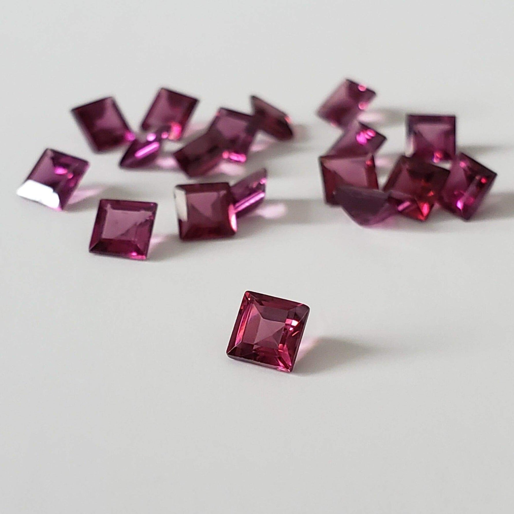 Grenat Rhodolite | Taille Carrée | Pourpre Roussâtre | 4 mm | Tanzanie Grenat Rhodolite | Taille Carrée | Pourpre Roussâtre | 4 mm | Tanzanie