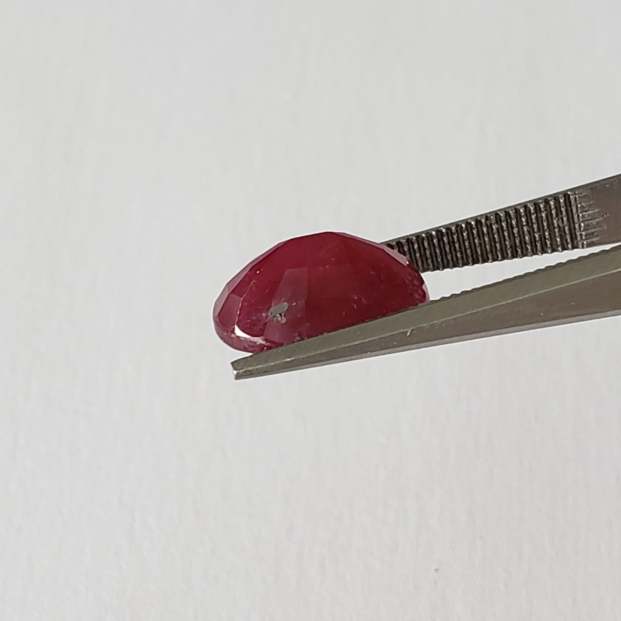 Rubis de Madagascar, forme coussin 7 x 7 mm, environ 4,25 carats Rubis de Madagascar, forme coussin 7 x 7 mm, environ 4,25 carats