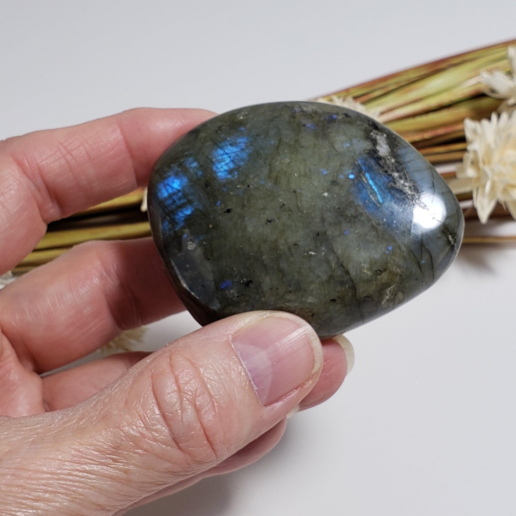  Labradorite | Polished Palm Stone | 115 gr | Natural Gray Rainbow | Tumbled Crystal 