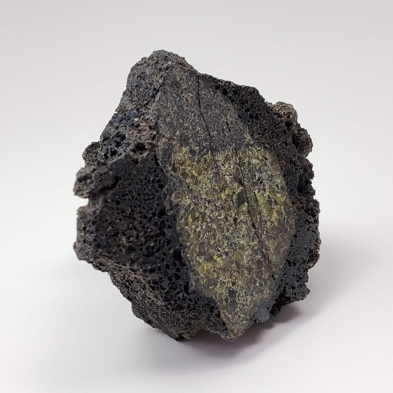 Bombe volcanique à l'olivine | Cristal recouvert de lave | 91 grammes, | Mortlake, Victoria, Australie