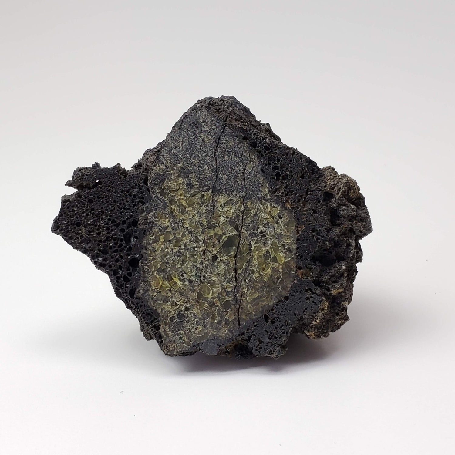 Bombe volcanique à l'olivine | Cristal recouvert de lave | 91 grammes, | Mortlake, Victoria, Australie