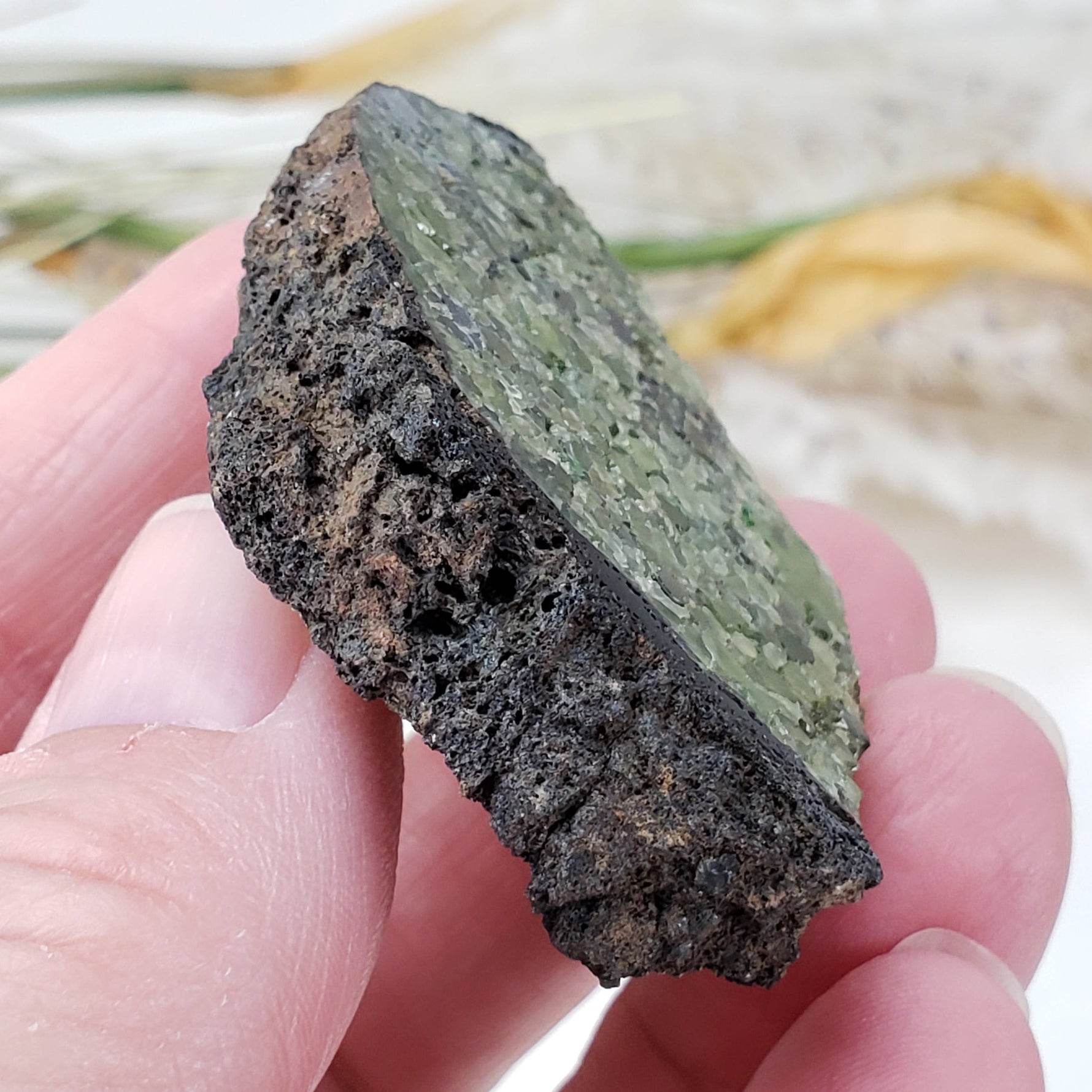 Tranche de bombe volcanique olivine | Cristal enduit de lave | 42,4 grammes  | Mortlake Victoria, Australie