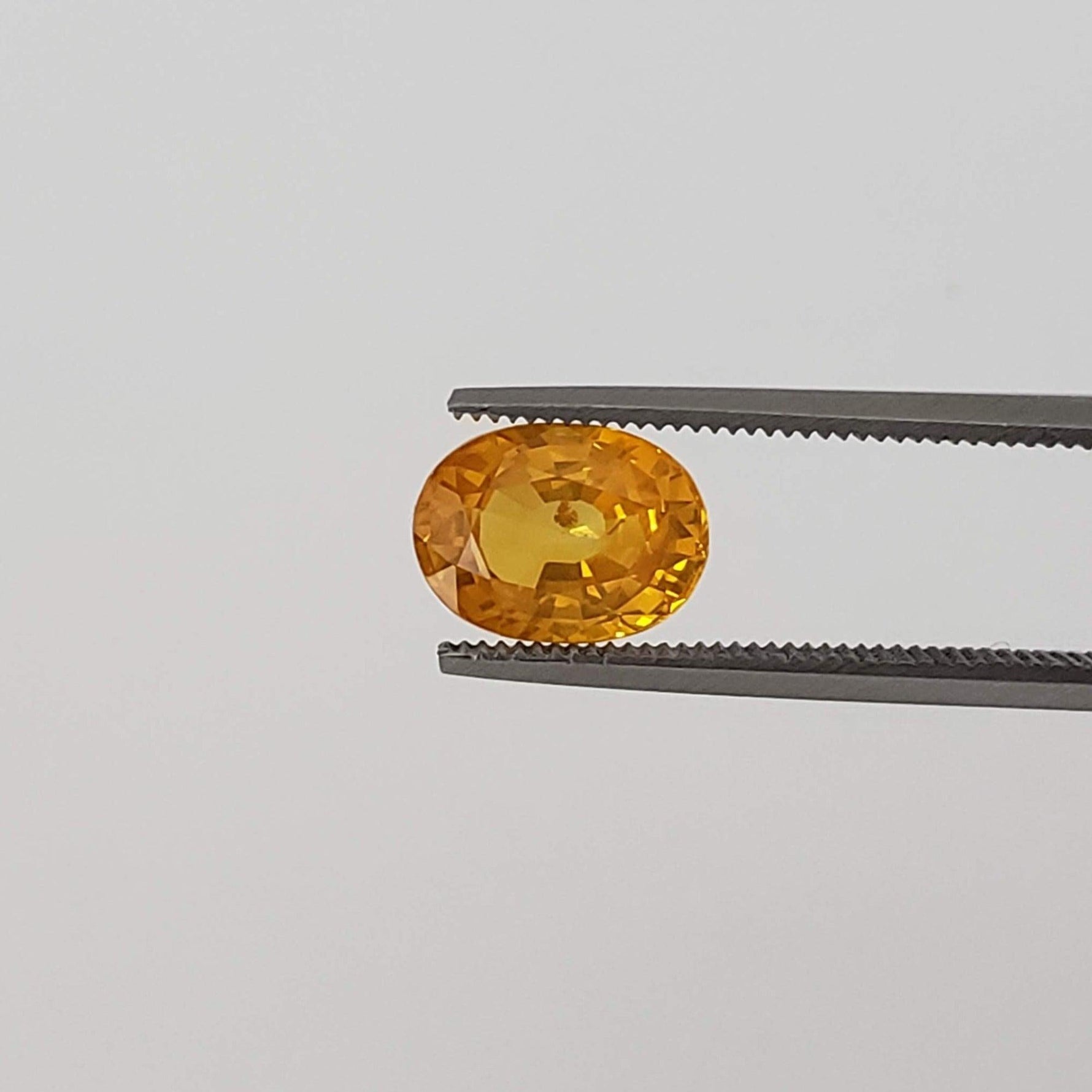 Sapphire | Oval Cut | Top Vibrant Yellow Golden | 8.6x6.4mm 2.14ct | Sri Lanka